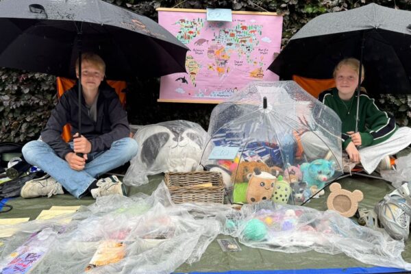 Een natte Hemelvaart: met een paraplu erbij verkopen Lea (11) en Boas (13) hun spullen