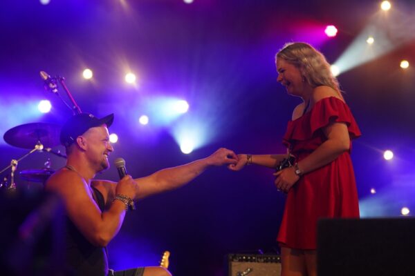 Wouter vraagt Femke ten huwelijk op podium Zwarte Cross