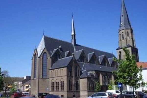 Gemeente Oost Gelre wil Bonifatiuskerk en pastorie Lichtenvoorde aankopen: regie op toekomst dorpshart