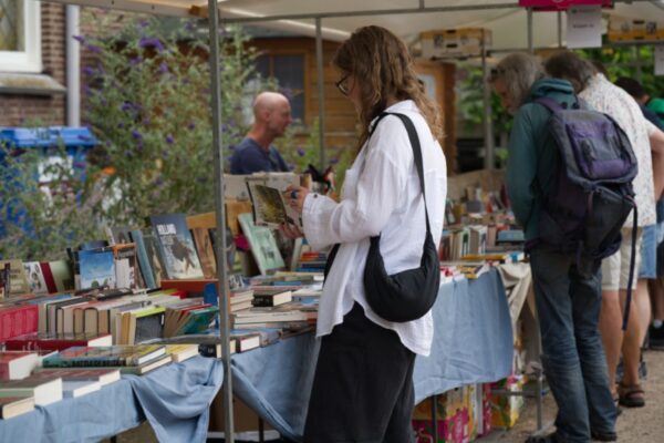 Bredevoort maakt zich op voor Internationale Augustus-boekenmarkt bij de Koppelkerk