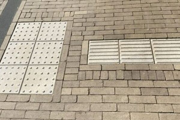 Oversteekplekken in Dinxperlo centrum beter toegankelijk voor slechtzienden